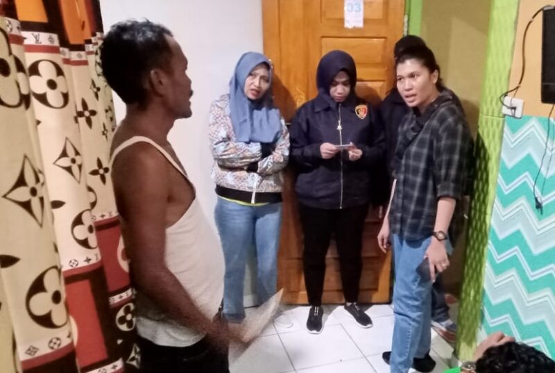 Teks foto : Kasat Reskrim Polres Batubara AKP Elysa SM Simaremare saat memimpin razia Penyakit Masyarakat (Pekat) di sejumlah hotel kelas 'melati' di Kabupaten Batubara.
