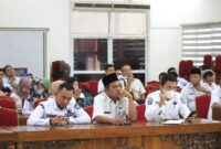 Asisten I Pemerintahan dan Kesra Drs.H.Sarimpunan Ritonga,M.Pd saat menggelar rapat...