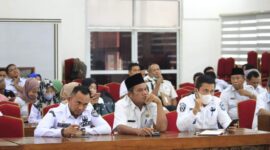 Asisten I Pemerintahan dan Kesra Drs.H.Sarimpunan Ritonga,M.Pd saat menggelar rapat...