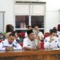 Asisten I Pemerintahan dan Kesra Drs.H.Sarimpunan Ritonga,M.Pd saat menggelar rapat...