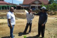 Kepala Dinas Sosial Labuhanbatu, Syahrizal Hasibuan,SE saat meninjau lokasi
