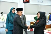 Bupati Batubara Zahir saat memberikan ucapan selamat kepada Sekda Batubara Norma Deli Siregar..