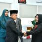 Bupati Batubara Zahir saat memberikan ucapan selamat kepada Sekda Batubara Norma Deli Siregar..