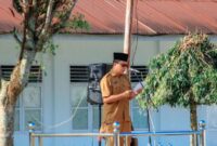 Asisten II Labuhanbatu Drs. Ikramsyah Putra Nasution, MM., saat membacakan arahan Bupati Labuhanbatu dalam apel gabungan kelompok I dan II di Halaman Diklat BKPP, Senin (10/04/2023).