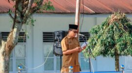 Asisten II Labuhanbatu Drs. Ikramsyah Putra Nasution, MM., saat membacakan arahan Bupati Labuhanbatu dalam apel gabungan kelompok I dan II di Halaman Diklat BKPP, Senin (10/04/2023).