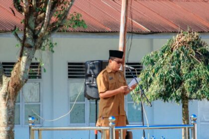 Asisten II Labuhanbatu Drs. Ikramsyah Putra Nasution, MM., saat membacakan arahan Bupati Labuhanbatu dalam apel gabungan kelompok I dan II di Halaman Diklat BKPP, Senin (10/04/2023).