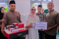 Teks foto: Wakil Bupati Hj. Ellya Rosa Siregar, S.Pd.,MM saat memberikan bantuan kepada sejumlah Mesjid yang ada di Kecamatan Bilah Barat, pada acara Safari Ramadhan.
