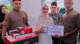 Teks foto: Wakil Bupati Hj. Ellya Rosa Siregar, S.Pd.,MM saat memberikan bantuan kepada sejumlah Mesjid yang ada di Kecamatan Bilah Barat, pada acara Safari Ramadhan.
