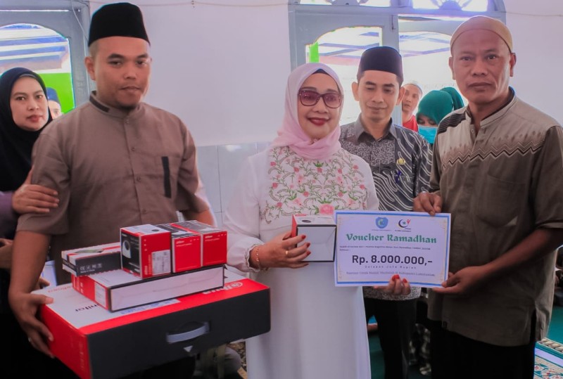 Wakil Bupati Hj. Ellya Rosa Siregar, S.Pd.,MM saat memberikan bantuan kepada sejumlah Mesjid yang ada di Kecamatan Bilah Barat, pada acara Safari Ramadhan.