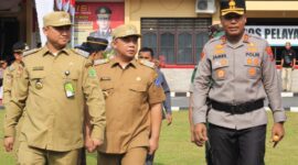 Bupati Labuhanbatu dr. H. Erik Adtrada Ritonga, MKM bersama unsur forkopimda Labuhanbatu dan Labuhanbatu Utara cek kesiapan pasukan OPS Ketupat Toba 2023 di lapangan Mapolres Labuhanbatu...