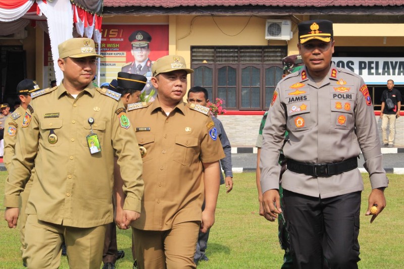 Bupati Labuhanbatu dr. H. Erik Adtrada Ritonga, MKM bersama unsur forkopimda Labuhanbatu dan Labuhanbatu Utara cek kesiapan pasukan OPS Ketupat Toba 2023 di lapangan Mapolres Labuhanbatu