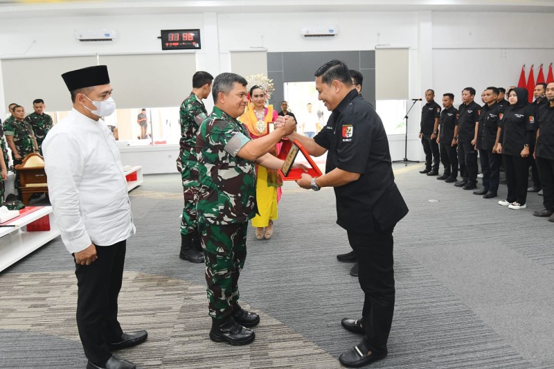 Bupati Batubara Zahir saat menyaksikan pelantikan pengurus Perbakin Asahan dan Batubara Dilantik