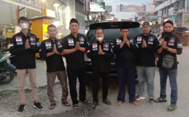 Jajaran Pengurus Kopi Malam foto bersama usai menggelar bagi-bagi Takjil 