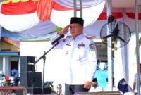 Bupati Batubara Zahir saat memimpin apel hari pertama masuk kerja pasca libur lebaran Idul Fitri 1444 H di Lapangan Bola Kaki Blok 8, Kelurahan Lima Puluh Kota, Kecamatan Lima Puluh, Rabu (26/04/2023).