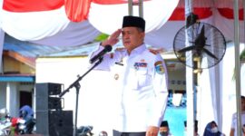 Bupati Batubara Zahir saat memimpin apel hari pertama masuk kerja pasca libur lebaran Idul Fitri 1444 H di Lapangan Bola Kaki Blok 8, Kelurahan Lima Puluh Kota, Kecamatan Lima Puluh, Rabu (26/04/2023).