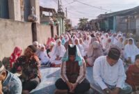 Jama'ah Sholat Idul Fitri di Mesjid Ukhuwah Islamiah Desa Bogak melimpah ke badan jalan 