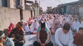 Jama'ah Sholat Idul Fitri di Mesjid Ukhuwah Islamiah Desa Bogak melimpah ke badan jalan 