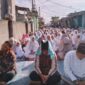 Jama'ah Sholat Idul Fitri di Mesjid Ukhuwah Islamiah Desa Bogak melimpah ke badan jalan 