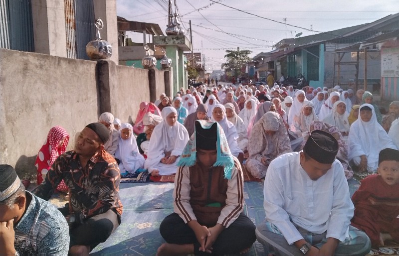 Jama'ah Sholat Idul Fitri di Mesjid Ukhuwah Islamiah Desa Bogak melimpah ke badan jalan