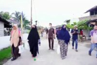 Team berbagi rezeki dari YRT Ahlul Qur'an saat road show kesejumlah rumah warga fakir miskin dan kaum dhuafa 