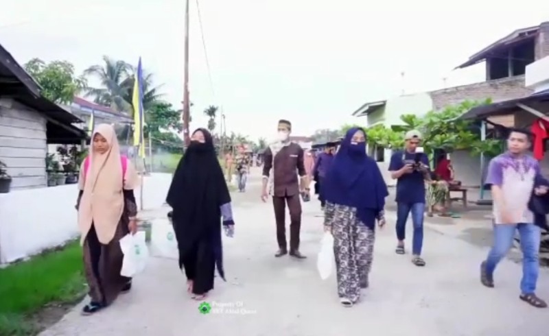 Team berbagi rezeki dari YRT Ahlul Qur'an saat road show kesejumlah rumah warga fakir miskin dan kaum dhuafa 