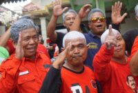 Para kader yang baru saja disemir putih rambutnya, di kediaman Ketua Umum DPC PDI-P Kota Surakarta FX Hadi Rudyatmo, Kota Surakarta, Jawa Tengah, Jumat (21/4/2023).
