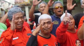 Para kader yang baru saja disemir putih rambutnya, di kediaman Ketua Umum DPC PDI-P Kota Surakarta FX Hadi Rudyatmo, Kota Surakarta, Jawa Tengah, Jumat (21/4/2023).