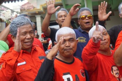 Para kader yang baru saja disemir putih rambutnya, di kediaman Ketua Umum DPC PDI-P Kota Surakarta FX Hadi Rudyatmo, Kota Surakarta, Jawa Tengah, Jumat (21/4/2023).