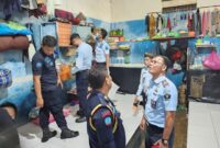 Kalapas Labuhanruku EP Prayer Manik saat menggelar Sidak di warga binaan, di Lapas Labuhanruku Kelas IIA..