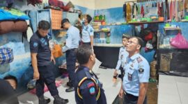 Kalapas Labuhanruku EP Prayer Manik saat menggelar Sidak di warga binaan, di Lapas Labuhanruku Kelas IIA..