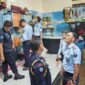 Kalapas Labuhanruku EP Prayer Manik saat menggelar Sidak di warga binaan, di Lapas Labuhanruku Kelas IIA..