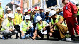 Sekdaprov Sumut, Arief S. Trinugroho bersama Kepala OPD Provinsi Sumut terkait meninjau progress proyek perbaikan jalan Provinsi di Wilayah Pematangsiantar dan Kabupaten Simalungun, Senin (15/5/2023). (Dok Kominfo Sumut)
