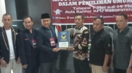 Ketua Partai NasDem Batubara Darwis saat mendaftarkan Bacaleg-nya kekantor KPUD Batubara, Kamis (11/5/23).