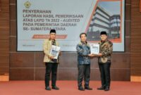 BUPATI Batubara Ir.H.Zahir, M.AP di tengah menerima LHP LKPD tahun 2022 Opini WTP dari BPK RI Perwakilan Provsu.LHP WTP ini kali kelima di terima Pemkab Batubara (tahun 2018 2019,2020,2021 dan 2022). (IST)....