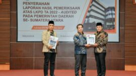 BUPATI Batubara Ir.H.Zahir, M.AP di tengah menerima LHP LKPD tahun 2022 Opini WTP dari BPK RI Perwakilan Provsu.LHP WTP ini kali kelima di terima Pemkab Batubara (tahun 2018 2019,2020,2021 dan 2022). (IST)....
