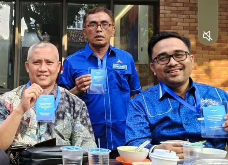 Dapat Rekomendasi, Darwis-Oky Calon Bupati Batubara, Oky Sumringah Pakai Baju Demokrat