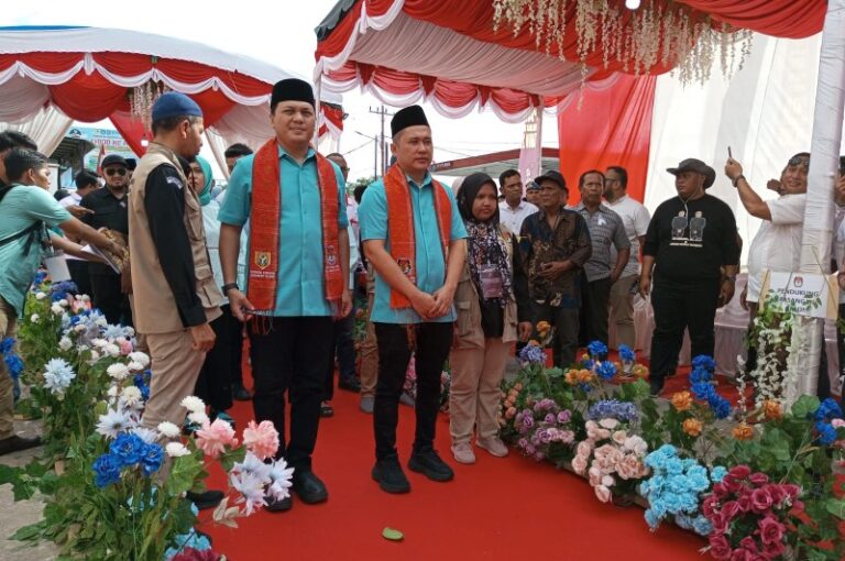 Paslon Ari-Azwar Diboyong Ribuan Masyarakat Mendaftar Ke KPU Labusel