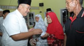 Bupati Asahan menyerahkan bantuan kepada masyarakat di Masjid Al-Iradah Pualau Bandring.(foto/Kominfoasahan).