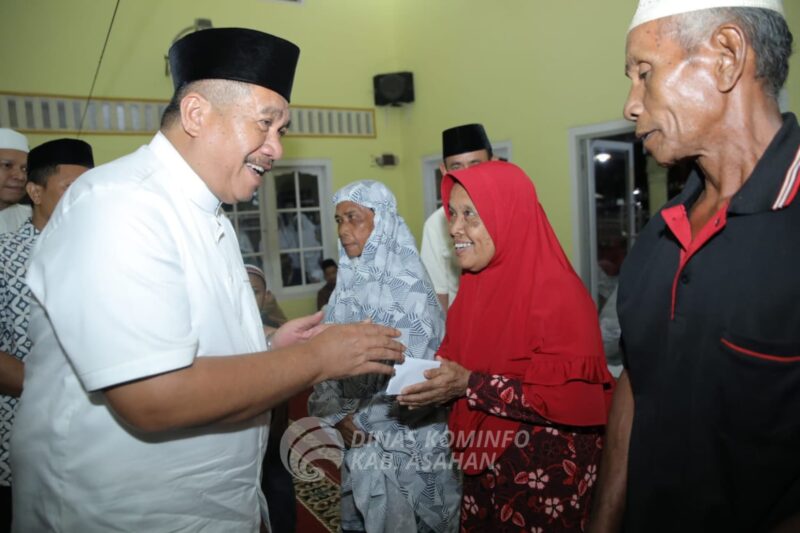 Bupati Asahan menyerahkan bantuan kepada masyarakat di Masjid Al-Iradah Pualau Bandring.(foto/Kominfoasahan).
