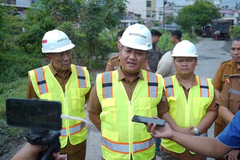Wakil Bupati Asahan Rianto saat meninjau pekerjaan pemeliharaan jalan.(foto:ist).