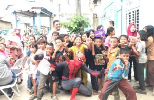 Warga Bogak Meriahkan di HUT RI ke-80, 'Spiderman' Turun ke Desa!...